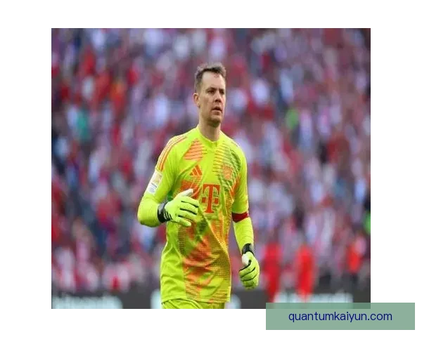 诺伊尔在拜仁角色持续发挥稳定，成为球队防线的中流砥柱。